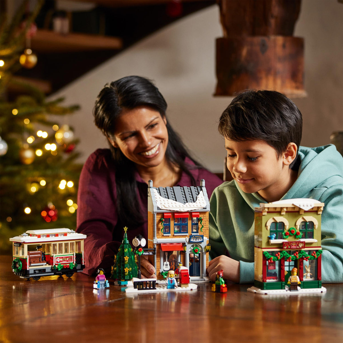 LEGO Icons 10308 Weihnachtlich geschmückte Hauptstraße