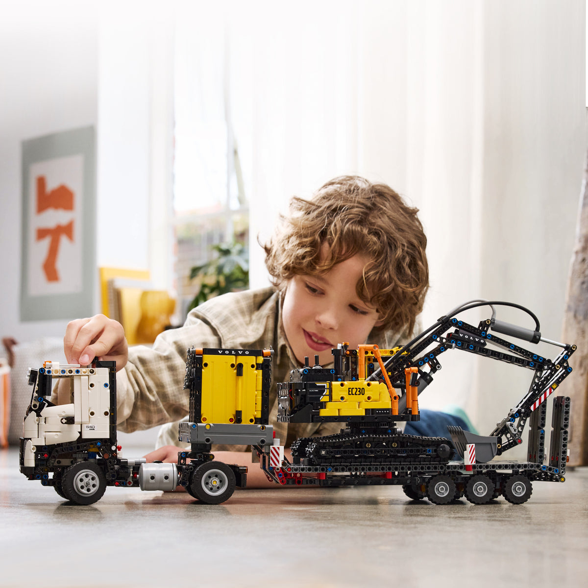 LEGO Technic 42175 Volvo FMX LKW mit EC230 Electric Raupenbagger