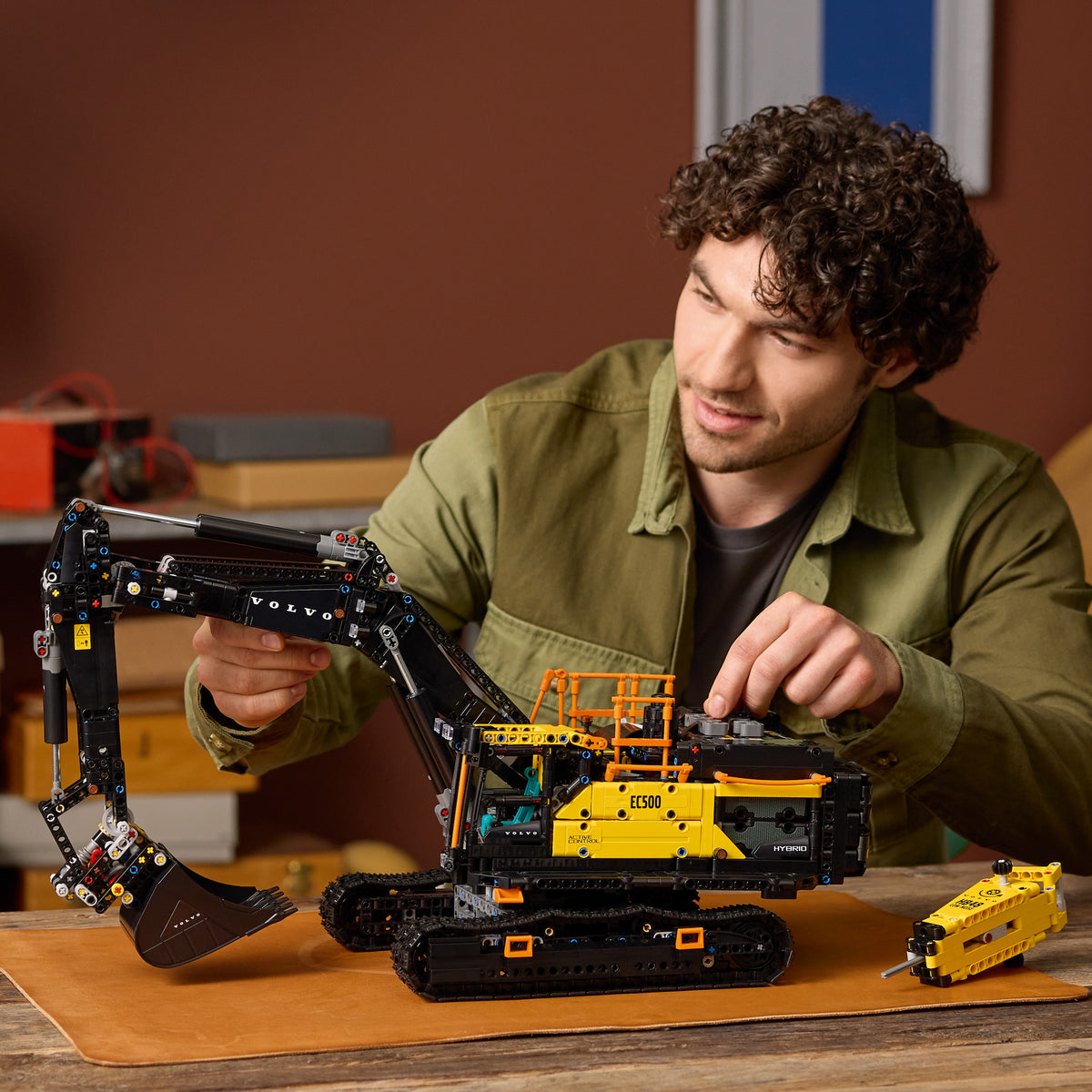 LEGO Technic 42215 Volvo EC500 Hybrid Bagger