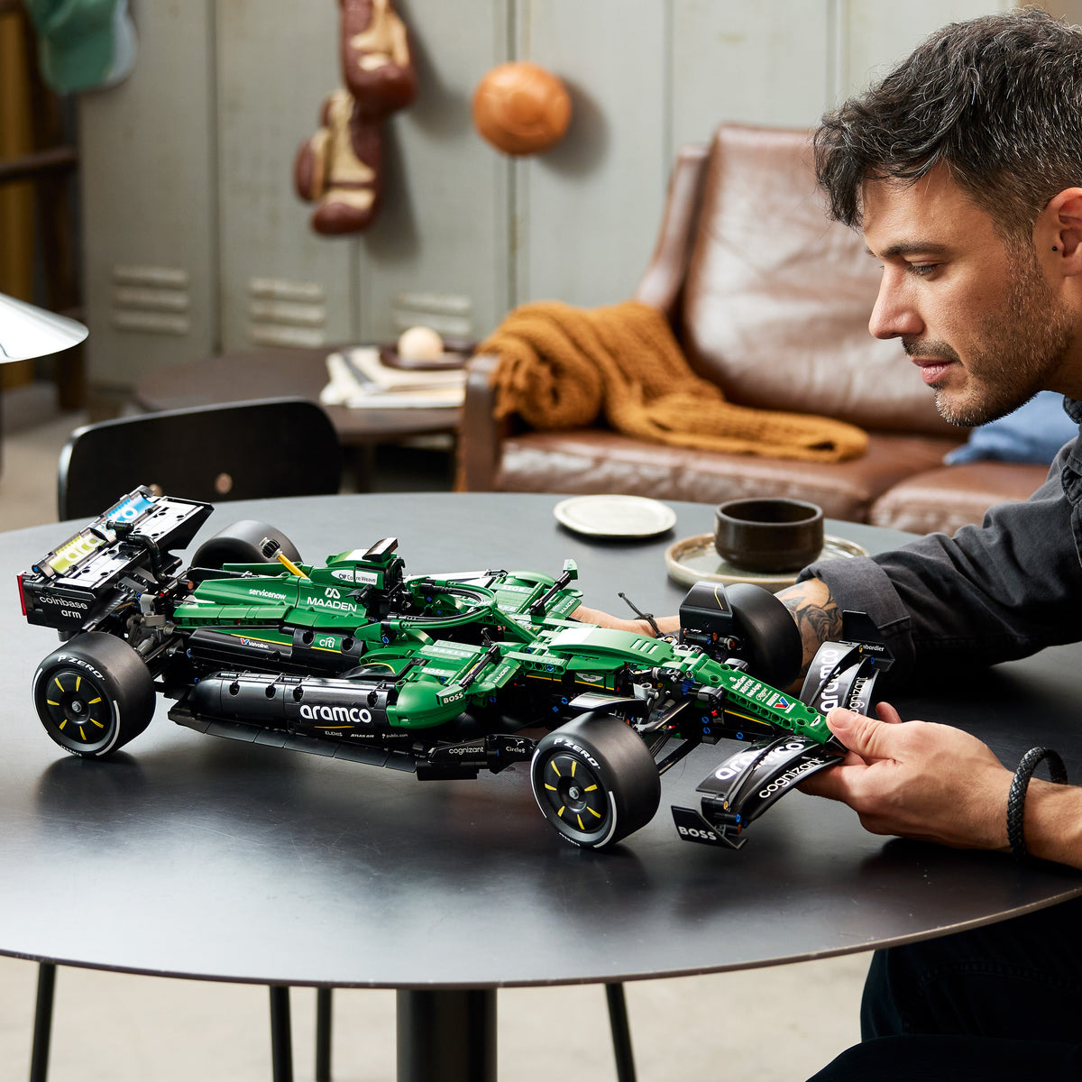 LEGO Technic 42240 Aston Martin Aramco AMR25 Rennwagen