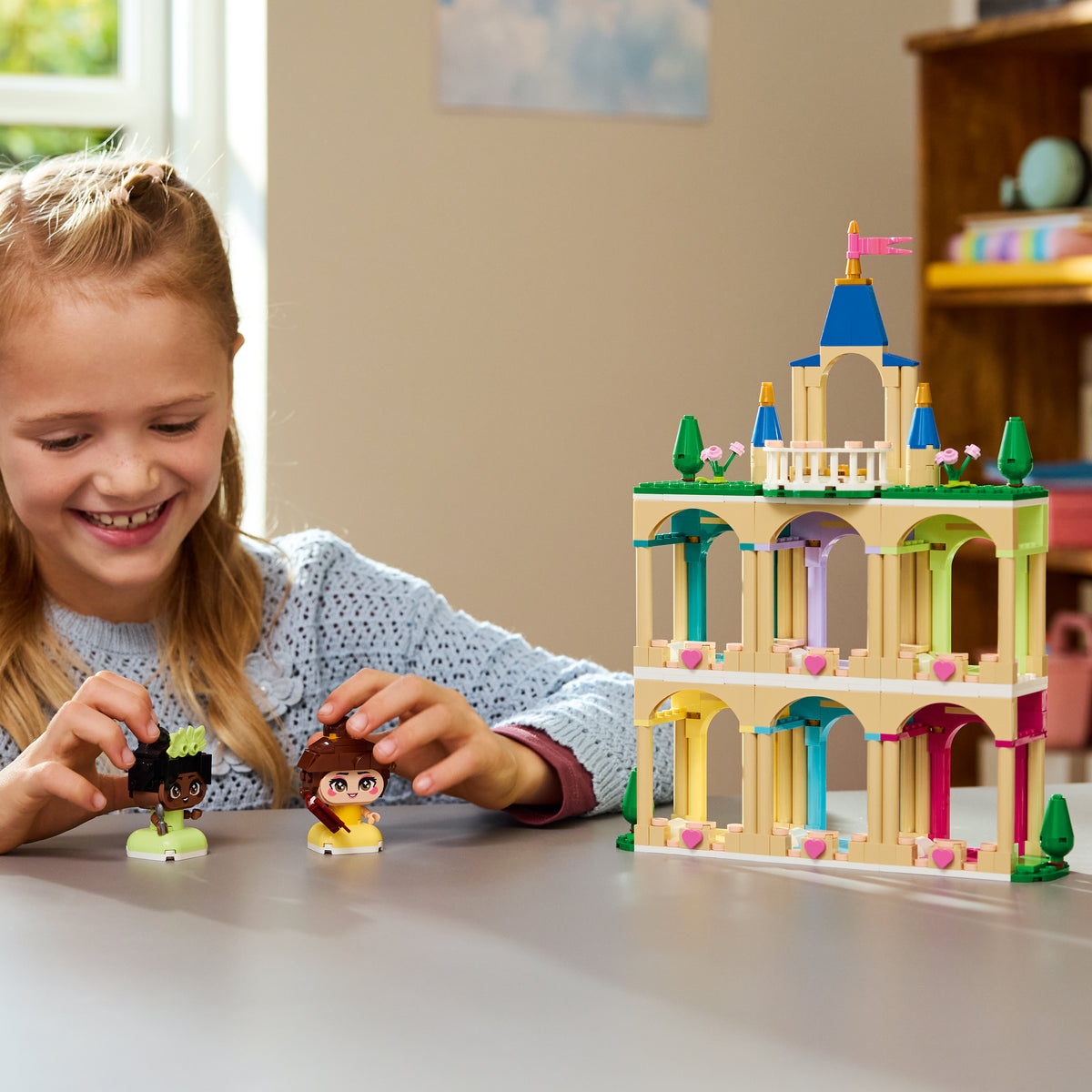 LEGO Disney Princess 43291 Die Mini-Prinzessinnen Belle und Tiana mit ihrem Schloss