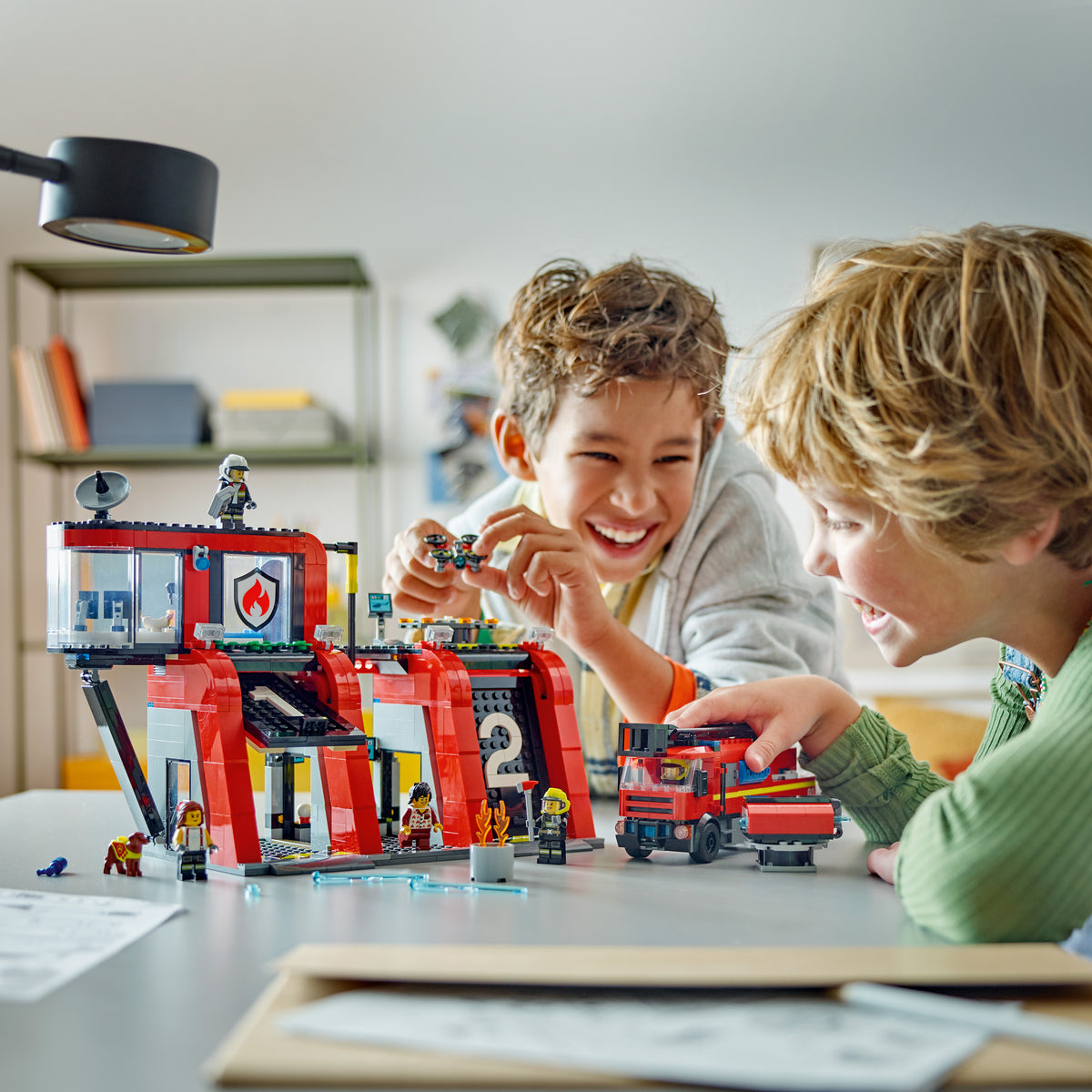 LEGO City 60414 Feuerwehrstation mit Drehleiterfahrzeug