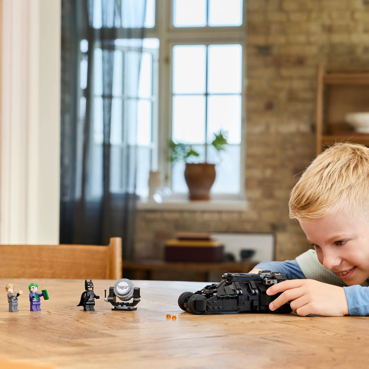 LEGO DC Batman 76303 Batman Tumbler vs. Two-Face & The Joker - Batmobil