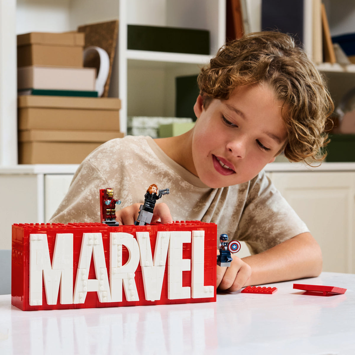 LEGO Marvel 76313 MARVEL Logo & Minifiguren