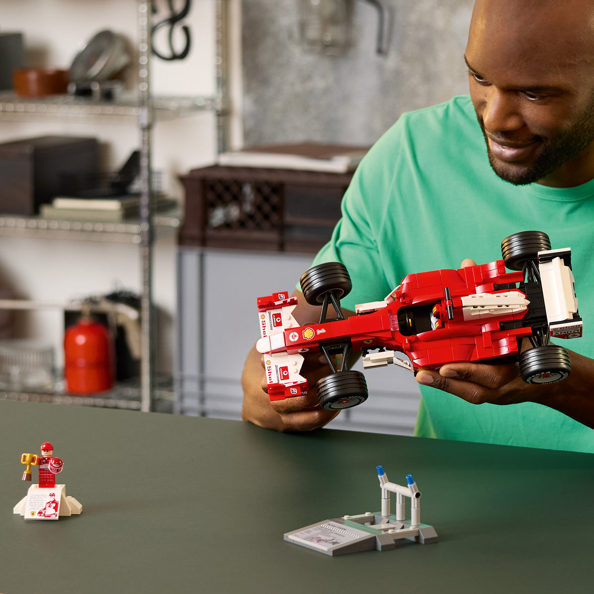 LEGO Icons 11375 Ferrari F2004 und Michael Schumacher