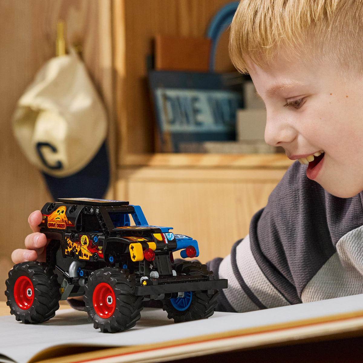 LEGO Technic 42219 Monster Jam™ Grave Digger™ Feuer und Eis