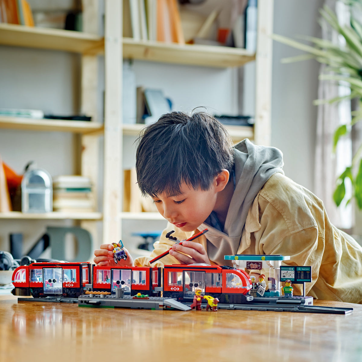 LEGO City 60423 Straßenbahn mit Haltestelle