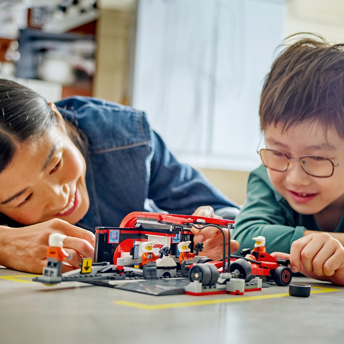 LEGO City 60443 F1 Boxenstopp mit Boxencrew und Ferrari Flitzer