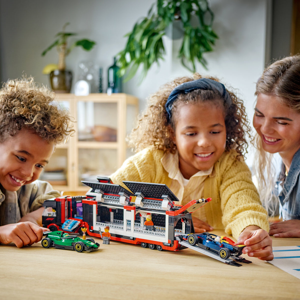 LEGO City 60445 F1 Transporter mit RB20 & AMR24 F1 Rennautos