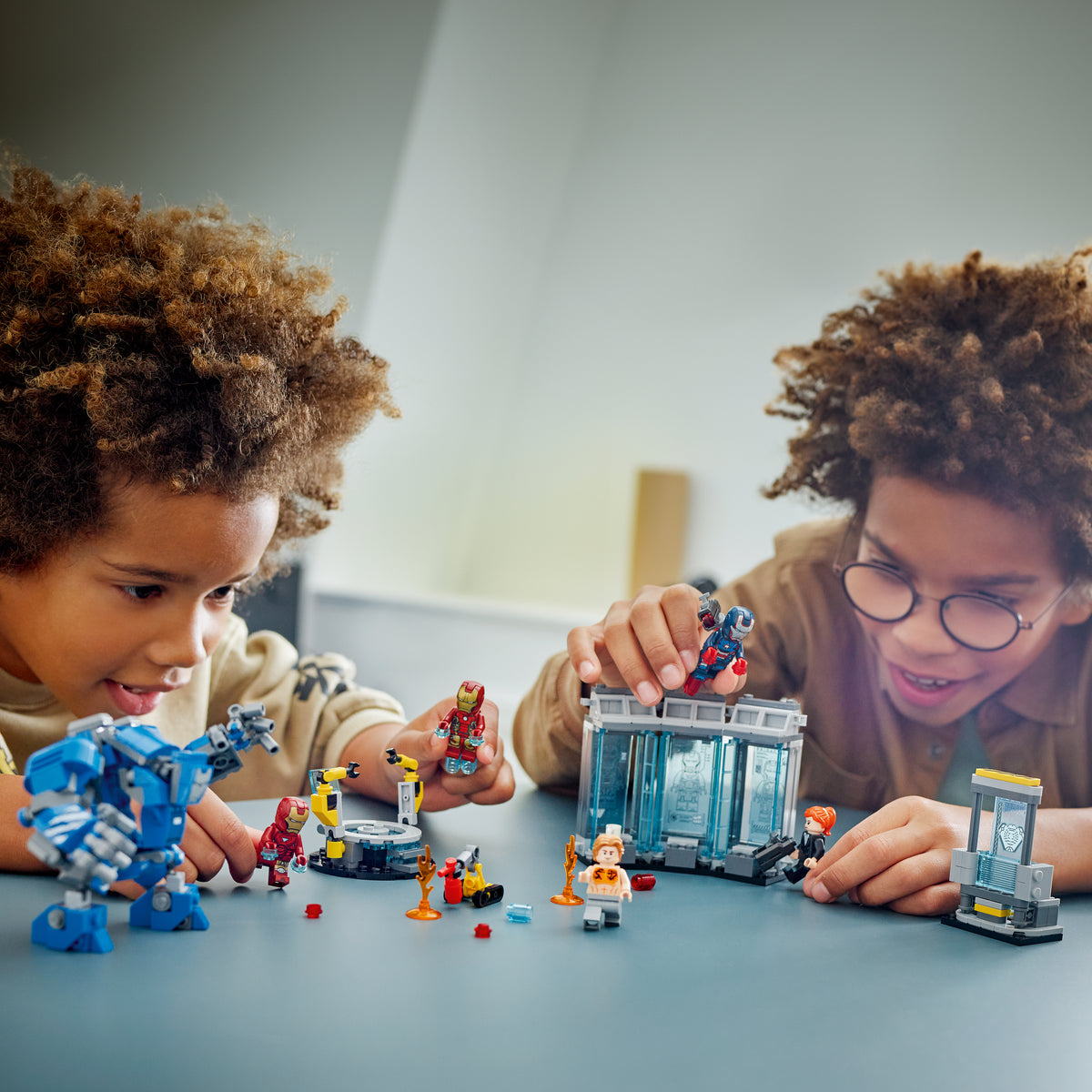 LEGO Marvel 76315 Iron Mans Labor: Halle der Rüstungen